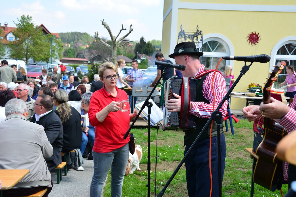 Fotos von der Maifeier am 1. Mai beim Romantikhof in Hörmsdorf